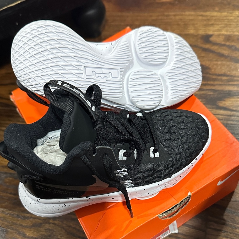Nike Kids LeBron Witness V Black and White Sneakers - Picture 4 of 4